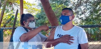 Visita casa a casa para vacunar contra el COVID-19 en Managua