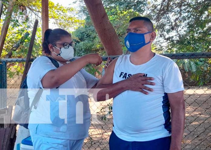 Visita casa a casa para vacunar contra el COVID-19 en Managua