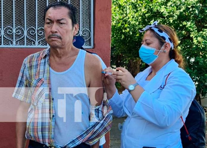 Vacunación para pobladores del barrio El Edén, en Managua
