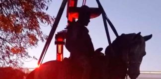 Esta es la estatua de Vicente Fernández que estará en su rancho