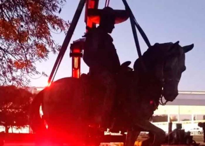 Esta es la estatua de Vicente Fernández que estará en su rancho