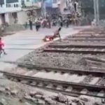 ¡De película! Motociclista se salvó de la muerte tras ser embestido por tren ¡De película! Motociclista se salvó de la muerte tras ser embestido por tren