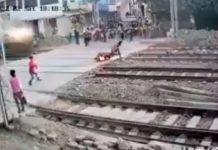 ¡De película! Motociclista se salvó de la muerte tras ser embestido por tren ¡De película! Motociclista se salvó de la muerte tras ser embestido por tren