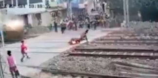¡De película! Motociclista se salvó de la muerte tras ser embestido por tren