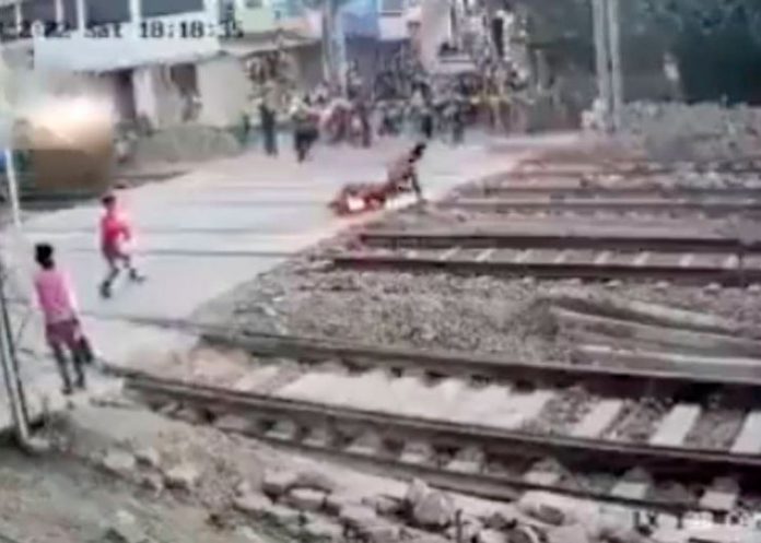 ¡De película! Motociclista se salvó de la muerte tras ser embestido por tren