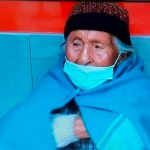 ¡Emotiva historia! Abuela duerme en un cajero esperando a su hijo