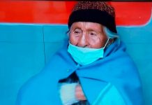 ¡Emotiva historia! Abuela duerme en un cajero esperando a su hijo ¡Emotiva historia! Abuela duerme en un cajero esperando a su hijo