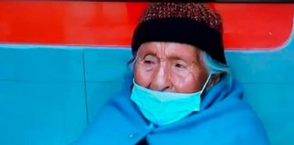 ¡Emotiva historia! Abuela duerme en un cajero esperando a su hijo