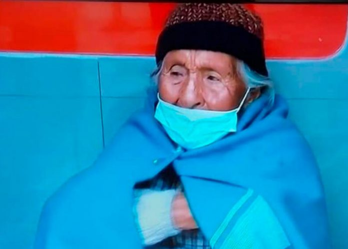 ¡Emotiva historia! Abuela duerme en un cajero esperando a su hijo