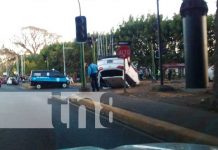 Vuelco de vehículo deja considerables daños en Portezuelo, Managua Accidente de tránsito en sector de Portezuelo, Managua