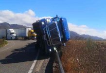 Ocho tráileres vuelcan por fuertes rachas de viento en el sur de México Ocho tráileres vuelcan por fuertes rachas de viento en el sur de México