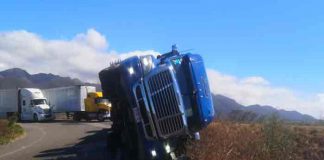 Ocho tráileres vuelcan por fuertes rachas de viento en el sur de México
