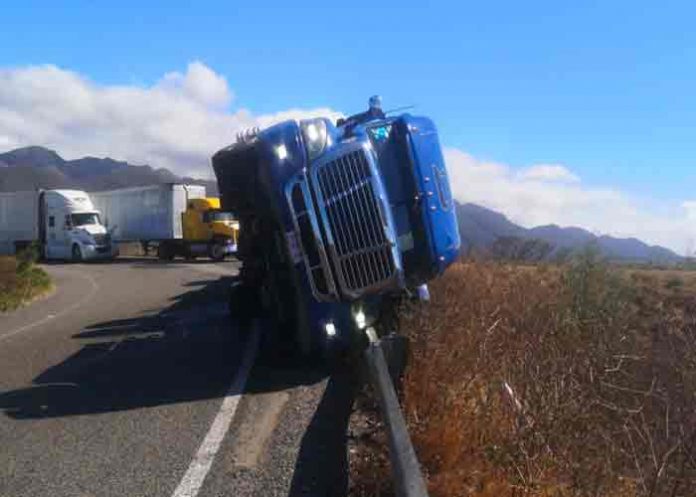 Ocho tráileres vuelcan por fuertes rachas de viento en el sur de México