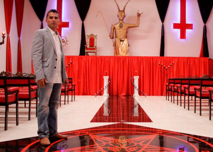 Conoce al líder de la iglesia en Colombia que adora a Lucifer