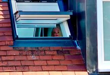 El caso del maniquí "espía" desde la ventana en Reino Unido