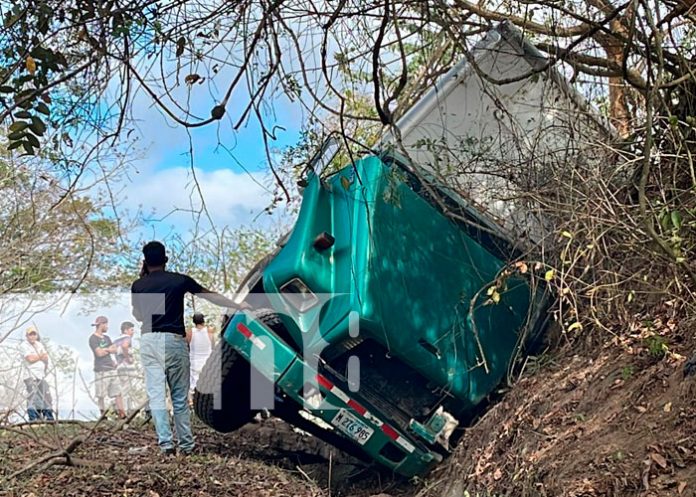 Supuestas fallas mecánicas provocan vuelco de vehículo en Jalapa