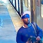 Hombre ataca a una mujer en Nueva York untando heces humanas (Video) Hombre ataca a una mujer en Nueva York