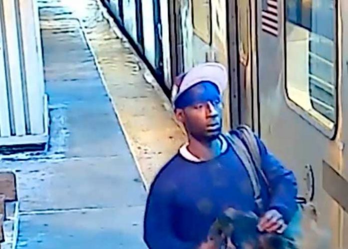 Hombre ataca a una mujer en Nueva York