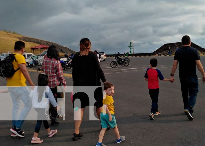 Familias visitan el Parque Nacional Volcán Masaya