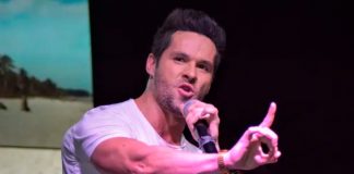 Eleazar Gómez felicita a las mujeres en su día y el público reacciona