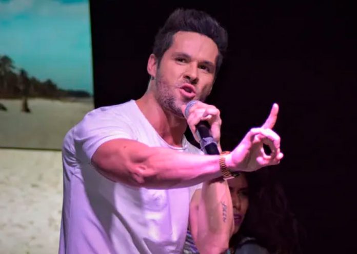 Eleazar Gómez felicita a las mujeres en su día y el público reacciona