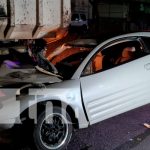 Vivo de milagro luego de estrellarse contra un camión en Carretera Norte Vivo de milagro luego de estrellarse contra un camión en Carretera Norte