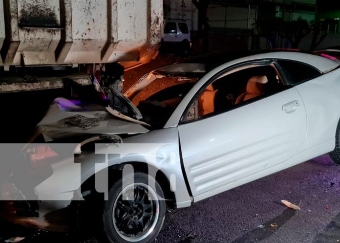 Vivo de milagro luego de estrellarse contra un camión en Carretera Norte