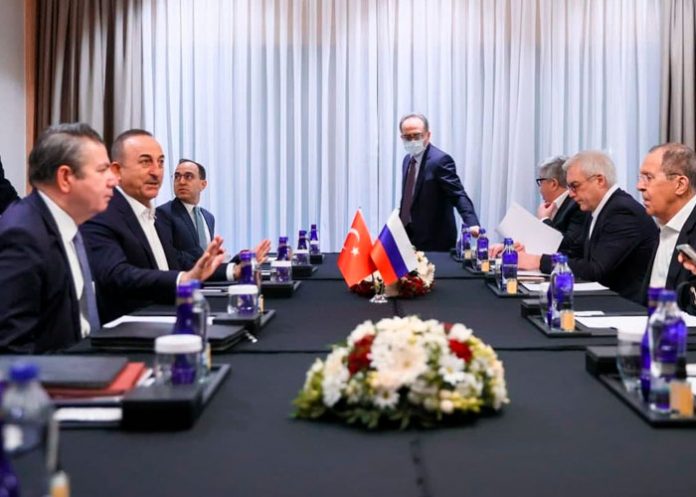 Cancilleres de Rusia y Ucrania conversan en Turquía para evaluar situación
