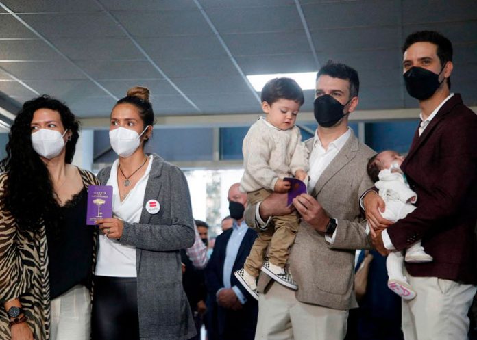 Celebran primeras bodas entre parejas del mismo sexo en Chile