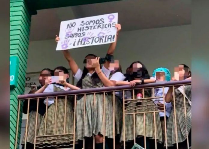 Estudiantes en Colombia denuncian a profesor por presunto acoso sexual