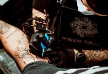 Prohibido burlarse: Viral por resultado desastroso durante un tatuaje Viral por resultado desastroso durante un tatuaje