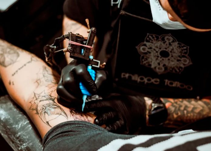 Viral por resultado desastroso durante un tatuaje