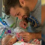 Padre se realiza un tatuaje igual que la cicatriz de su hija