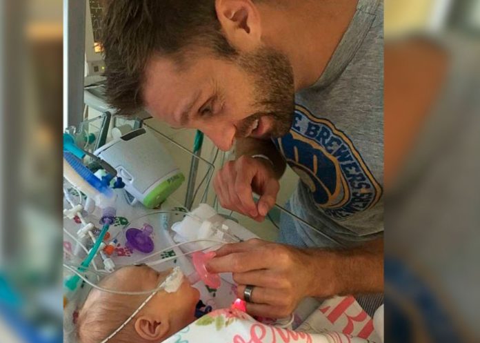 Padre se realiza un tatuaje igual que la cicatriz de su hija