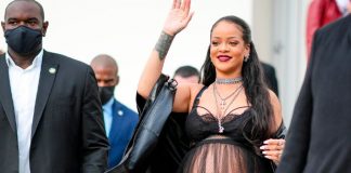 ¡Elegante! Rihanna muestra su pancita en exigente desfile de moda