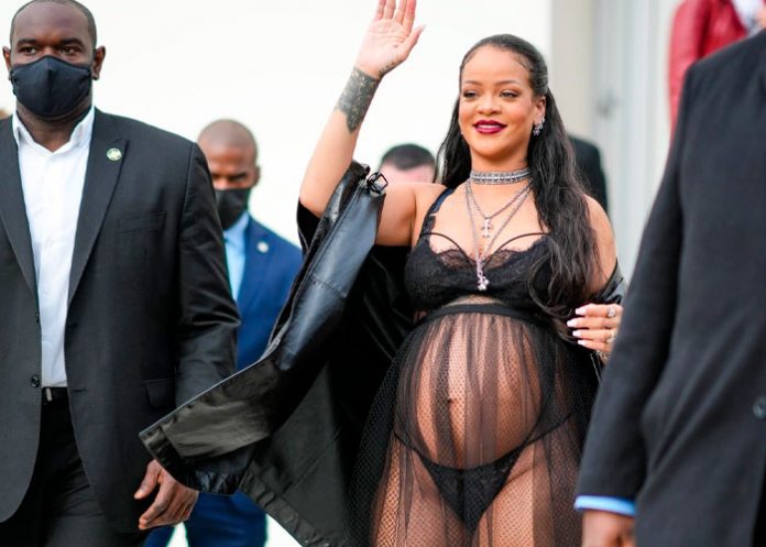 ¡Elegante! Rihanna muestra su pancita en exigente desfile de moda