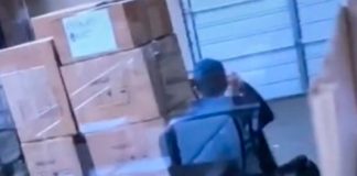 Se queja en Tiktok: Lo atrapan trabajando sentado y los despiden