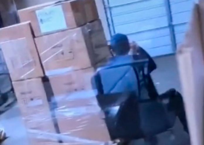 Se queja en Tiktok: Lo atrapan trabajando sentado y los despiden