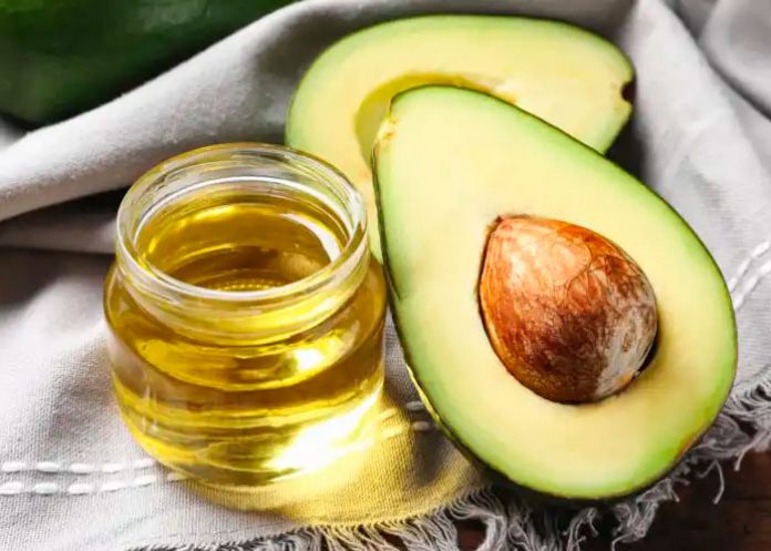 Aceite de aguacate: beneficios y usos en el cabello