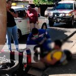 Invasión de carril provoca accidente entre moto y taxi en Managua Invasión de carril provoca accidente entre moto y taxi en Managua