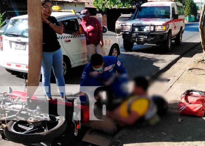 1 Invasión de carril provoca accidente entre moto y taxi en Managua