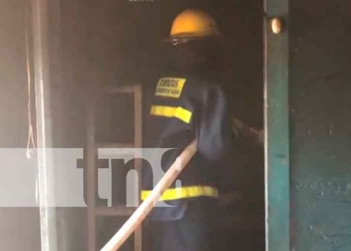 Jalapa: Vivienda casi queda reducida a ceniza por un cortocircuito
