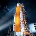 NASA comienza transporte de su cohete lunar a una plataforma de lanzamiento NASA comienza transporte de su cohete lunar a una plataforma de lanzamiento