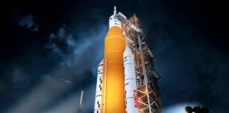 NASA comienza transporte de su cohete lunar a una plataforma de lanzamiento