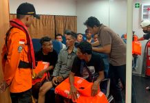 Náufragos de un barco que se hundió en Indonesia son rescatados con vida