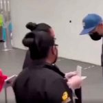 Residente molesto huye de periodistas en el aeropuerto de México