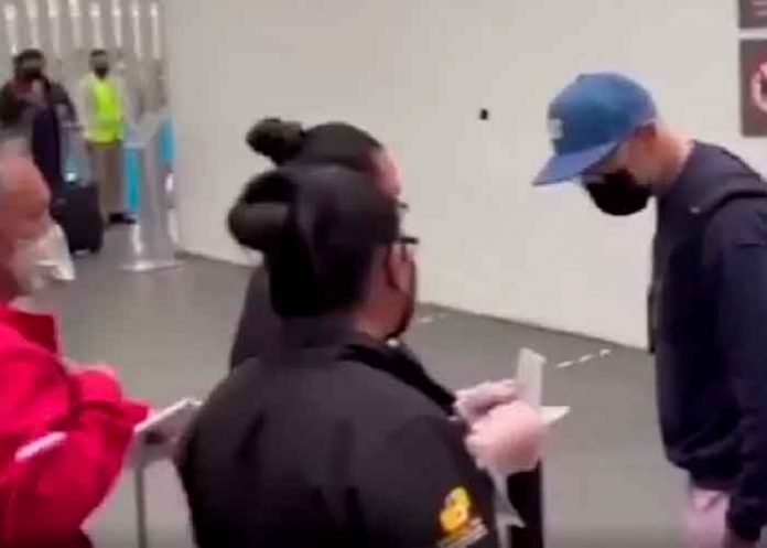 Residente molesto huye de periodistas en el aeropuerto de México