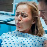 Hizo demasiado esfuerzo para dar a luz que terminó saliéndosele un ojo