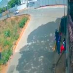 Sinvergüenzas armados asaltan a jovencitas en Carretera Vieja a León Sinvergüenzas armados asaltan a jovencitas en Carretera Vieja a León.