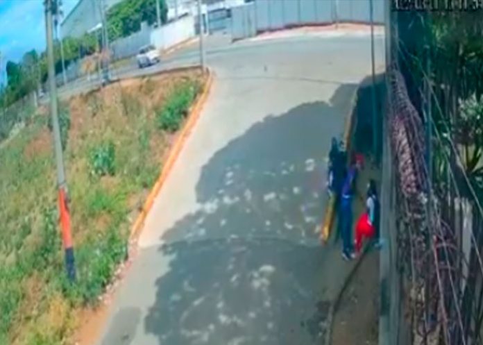 Sinvergüenzas armados asaltan a jovencitas en Carretera Vieja a León.